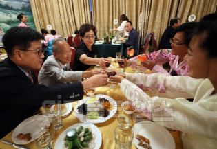 제21차 이산가족 상봉행사 첫 날인 20일 오후 금강산호텔에서 열린 환영만찬에서 조권형(80) 할아버지와 그 가족들이 잔을 부딪히고 있다. 연합뉴스.